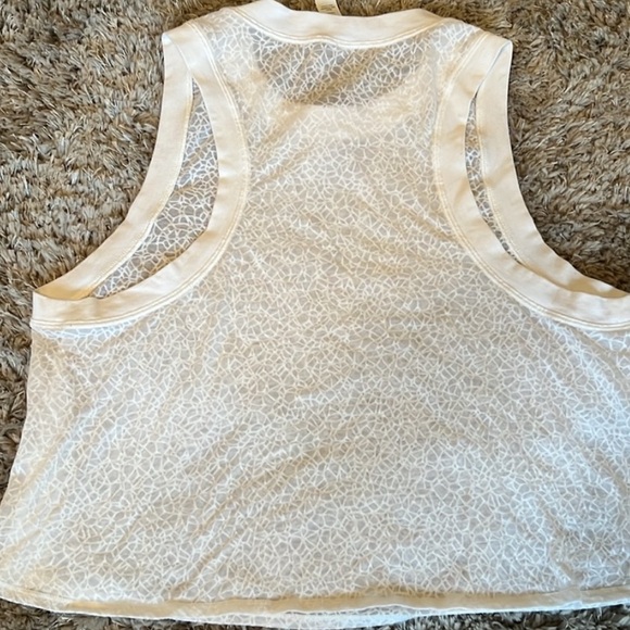 Lululemon Timeless Classic Tank White Mesh Lace Pattern Size 6 - Picture 4 of 4
